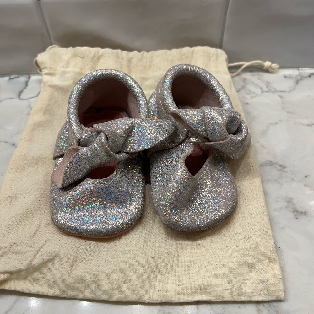 FRESHLY PICKED Rose Quartz knotted bow moccasins 2 size 2